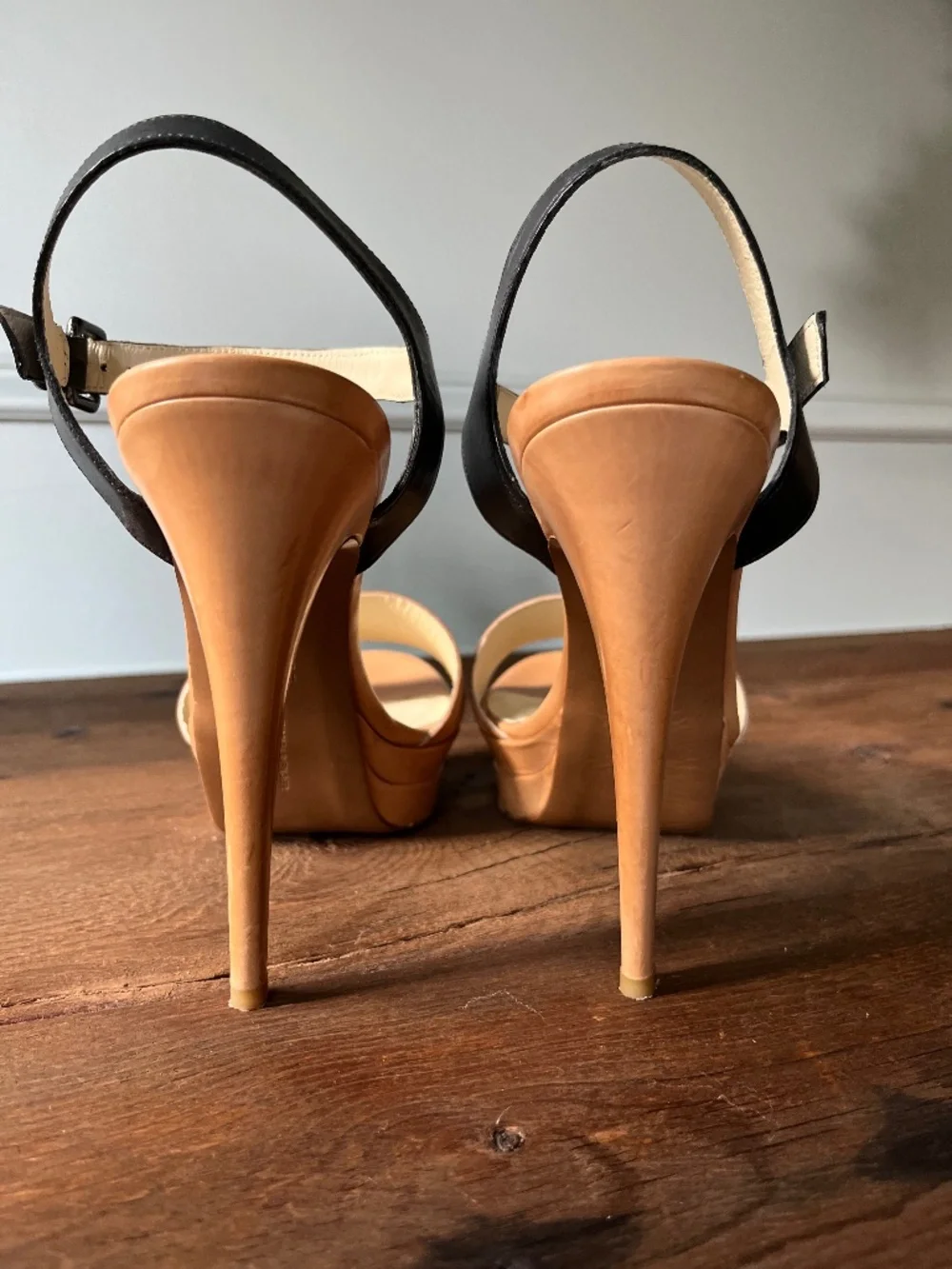 Vera Wang Leather tan and black Heels